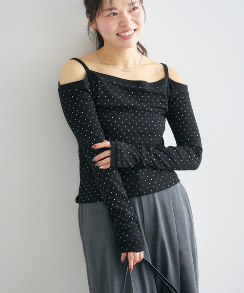 U by SPICK&SPAN（ユーバイスピックアンドスパン）の「ドットプリントオフショルトップス（Tシャツ/カットソー・レディース・ホワイト/ブラック・FREE）」の2枚目の写真