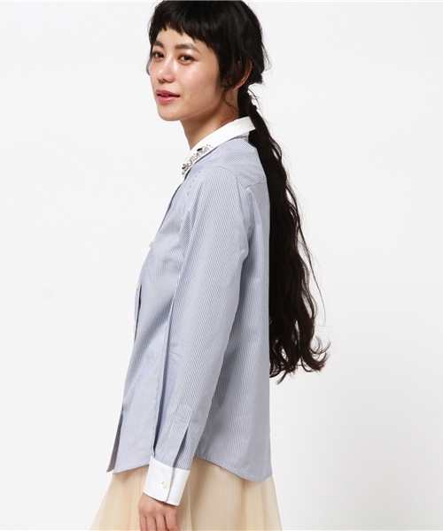 Rose Tiara（ローズティアラ）の「チビ衿にビジューがきらめくストライプシャツブラウス（シャツ/ブラウス・レディース・ホワイト×ブルー・38/46/42）」の2枚目の写真