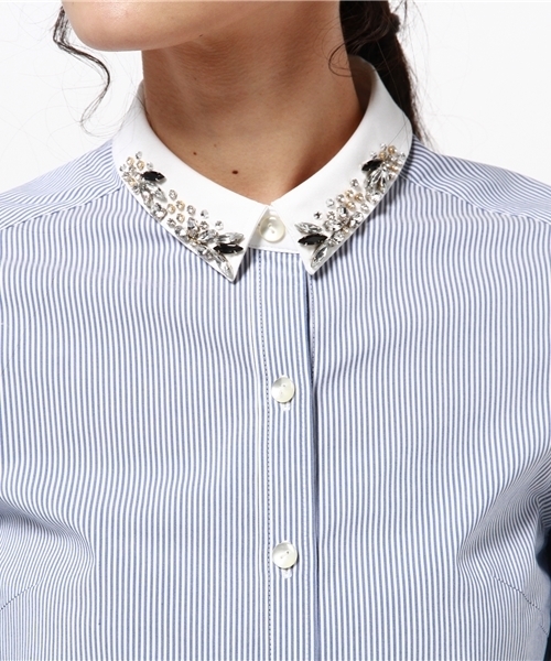 Rose Tiara（ローズティアラ）の「チビ衿にビジューがきらめくストライプシャツブラウス（シャツ/ブラウス・レディース・ホワイト×ブルー・38/46/42）」の5枚目の写真
