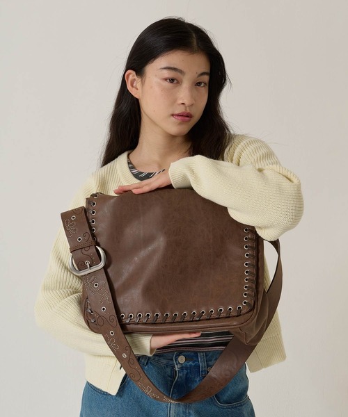 TINA : JOJUN フェイクレザー メッセンジャー バッグ ブラウン TINA：JOJUN（ティーナジョジュン）の「フェイクレザー メッセンジャー