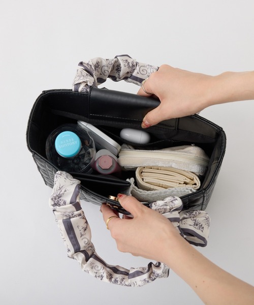 one after another NICE CLAUP（ワンアフターアナザーナイスクラップ）の「キルティングギャザーハンドルトートバッグ（トートバッグ・レディース・ピンク/ブラック/アイボリー/サックスブルー・FREE）」の18枚目の写真