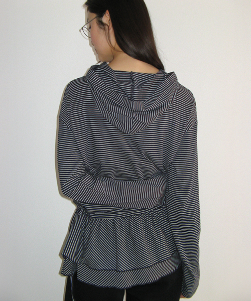 RONRON(ロンロン)の「STRIPE RUFFLE LAYERED HOODED LONG SLEEVE NAVY(Tシャツ/カットソー・レディース・その他・FREE)」の3枚目の写真