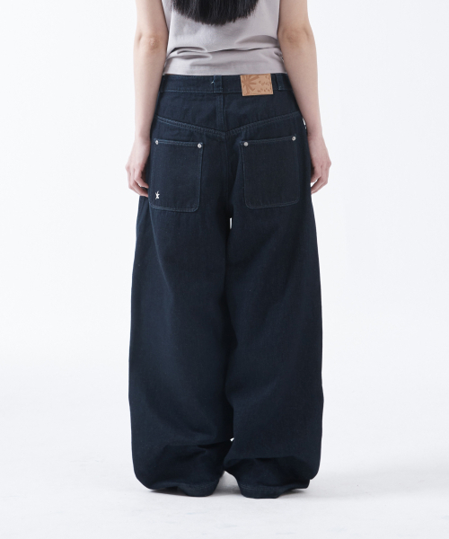 THECOLDESTMOMENT(ザコールデストモーメント)の「TCM curved raw denim pants (blue)(デニムパンツ・レディース・その他・S/M/L)」の1枚目の写真
