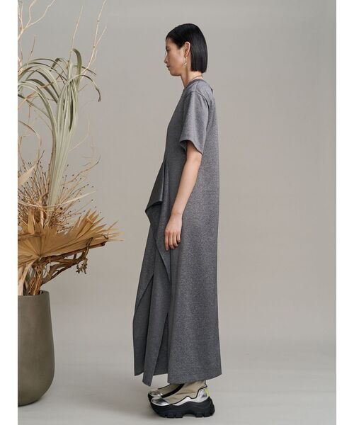 UN3D.（アンスリード）の「ASYMMETRY RUFFLE JERSEY OP / アシンメトリーラッフルジャージーワンピース（ワンピース・レディース・ブラック/グレー・38/36）」の3枚目の写真
