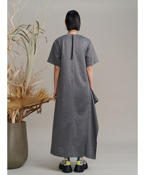 UN3D.（アンスリード）の「ASYMMETRY RUFFLE JERSEY OP / アシンメトリーラッフルジャージーワンピース（ワンピース・レディース・ブラック/グレー・38/36）」の4枚目の写真