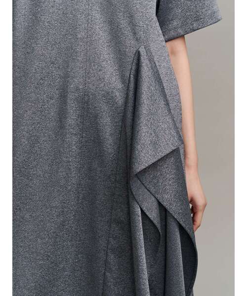 UN3D.（アンスリード）の「ASYMMETRY RUFFLE JERSEY OP / アシンメトリーラッフルジャージーワンピース（ワンピース・レディース・ブラック/グレー・38/36）」の7枚目の写真