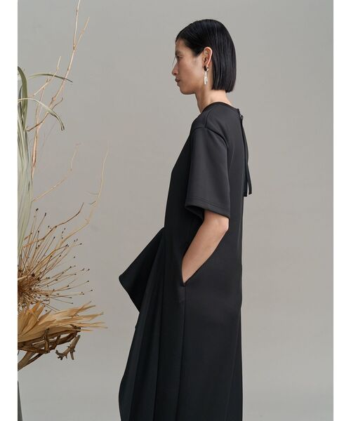 UN3D.（アンスリード）の「ASYMMETRY RUFFLE JERSEY OP / アシンメトリーラッフルジャージーワンピース（ワンピース・レディース・ブラック/グレー・38/36）」の12枚目の写真
