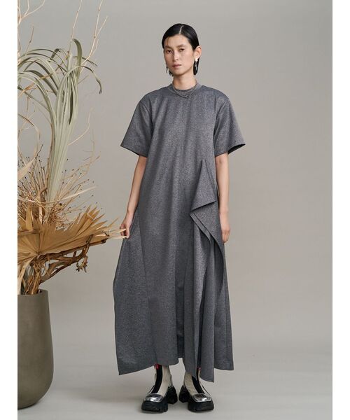 UN3D.（アンスリード）の「ASYMMETRY RUFFLE JERSEY OP / アシンメトリーラッフルジャージーワンピース（ワンピース・レディース・ブラック/グレー・38/36）」の2枚目の写真