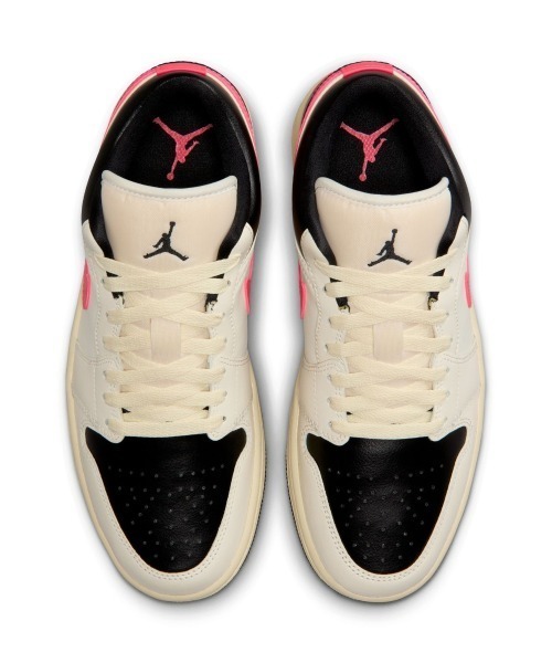JORDAN BRAND(ジョーダンブランド)の「JORDAN BRAND Air Jordan 1 Low(ジョーダンブランド ウィメンズ エア ジョーダン 1 LOW)(スニーカー・レディース・ベージュ系・23cm/23.5cm/24cm/24.5cm/25cm/25.5cm/26cm/26.5cm/27cm/27.5cm/28cm/28.5cm/29cm)」の6枚目の写真