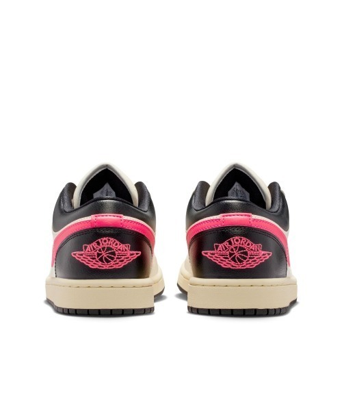 JORDAN BRAND(ジョーダンブランド)の「JORDAN BRAND Air Jordan 1 Low(ジョーダンブランド ウィメンズ エア ジョーダン 1 LOW)(スニーカー・レディース・ベージュ系・23cm/23.5cm/24cm/24.5cm/25cm/25.5cm/26cm/26.5cm/27cm/27.5cm/28cm/28.5cm/29cm)」の8枚目の写真
