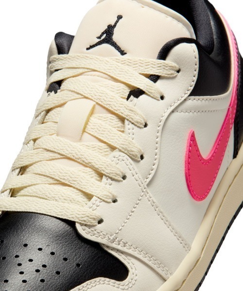 JORDAN BRAND(ジョーダンブランド)の「JORDAN BRAND Air Jordan 1 Low(ジョーダンブランド ウィメンズ エア ジョーダン 1 LOW)(スニーカー・レディース・ベージュ系・23cm/23.5cm/24cm/24.5cm/25cm/25.5cm/26cm/26.5cm/27cm/27.5cm/28cm/28.5cm/29cm)」の9枚目の写真