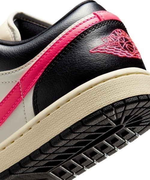JORDAN BRAND(ジョーダンブランド)の「JORDAN BRAND Air Jordan 1 Low(ジョーダンブランド ウィメンズ エア ジョーダン 1 LOW)(スニーカー・レディース・ベージュ系・23cm/23.5cm/24cm/24.5cm/25cm/25.5cm/26cm/26.5cm/27cm/27.5cm/28cm/28.5cm/29cm)」の10枚目の写真