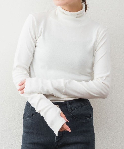 aity(アイティ)の「M-4L ハイネック指穴付きカットソー(Tシャツ/カットソー・レディース・オフホワイト/カーキ/チャコールグレー/ブラック/グレイッシュベージュ・4L/3L/LL/L/M)」の2枚目の写真