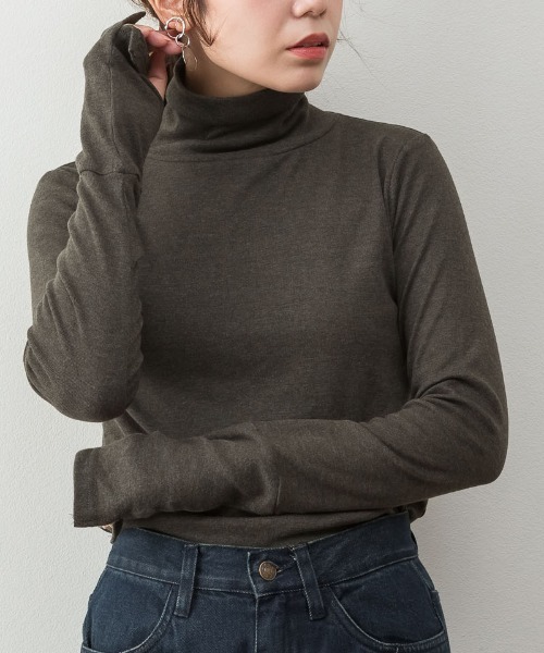 aity(アイティ)の「M-4L ハイネック指穴付きカットソー(Tシャツ/カットソー・レディース・オフホワイト/カーキ/チャコールグレー/ブラック/グレイッシュベージュ・4L/3L/LL/L/M)」の1枚目の写真