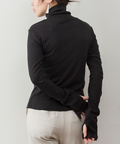 aity(アイティ)の「M-4L ハイネック指穴付きカットソー(Tシャツ/カットソー・レディース・オフホワイト/カーキ/チャコールグレー/ブラック/グレイッシュベージュ・4L/3L/LL/L/M)」の15枚目の写真