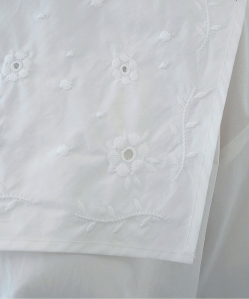 PAR ICI(パーリッシィ)の「お花カットワーク刺繍セーラーブラウス(シャツ/ブラウス・レディース・ホワイト/ネイビー・FREE)」の3枚目の写真