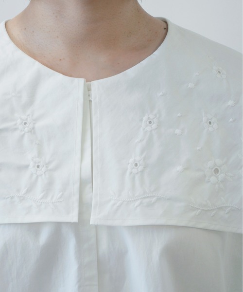 PAR ICI(パーリッシィ)の「お花カットワーク刺繍セーラーブラウス(シャツ/ブラウス・レディース・ホワイト/ネイビー・FREE)」の4枚目の写真