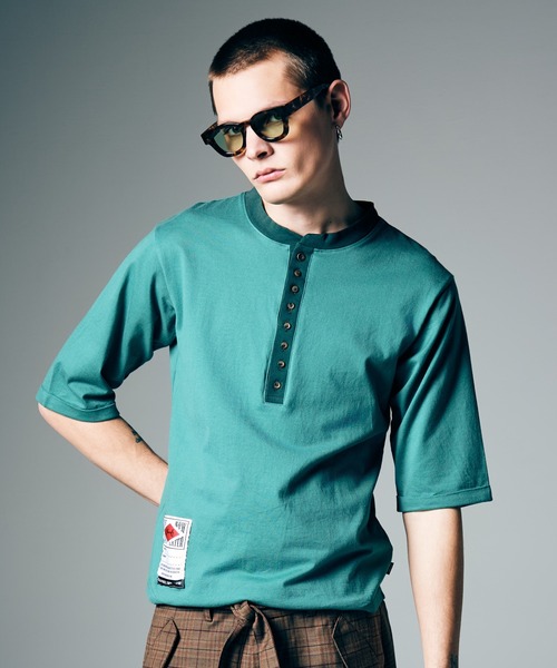 glamb(グラム)の「Augusta Cutsew / オーガスタカットソー(Tシャツ/カットソー・メンズ・ホワイト/グリーン/ブラック・S/M/L)」の1枚目の写真