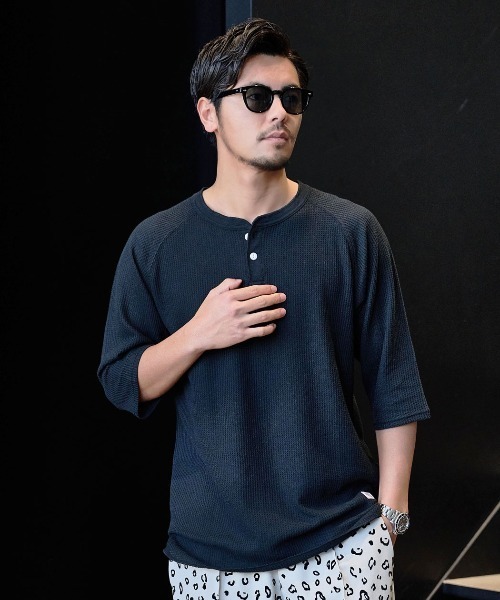 JEMORGAN(ジェーイーモーガン)の「『JEMORGAN LONG JOHNS/ジェーイーモーガンロングジョーンズ』CVCワッフル7分袖ラグランヘンリーTシャツ【+】(Tシャツ/カットソー・メンズ・モカ/ネイビー/ブラック/カーキ/杢グレー/ナチュラル/オフホワイト・L/XL/M)」の2枚目の写真