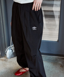 UMBRO（アンブロ）の「UMBRO × PUBLUX/アンブロ ＜機能性素材＞別注　ワンポイントロゴタックパンツ　限定展開（その他パンツ）」