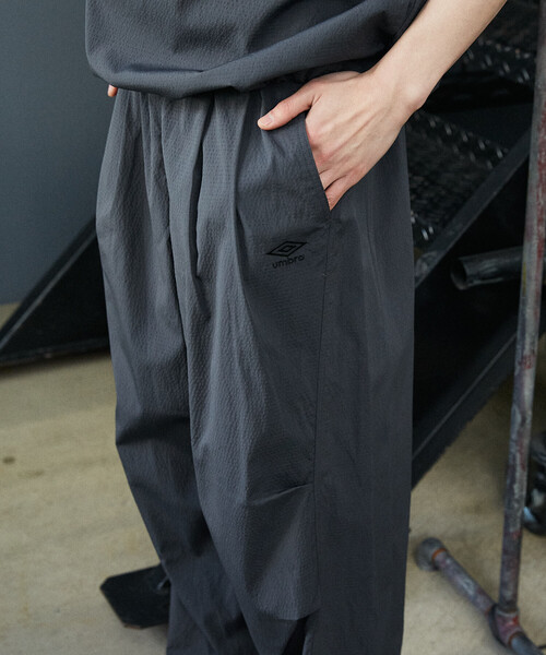 UMBRO（アンブロ）の「UMBRO × PUBLUX/アンブロ ＜機能性素材＞別注　ワンポイントロゴタックパンツ　限定展開（その他パンツ・メンズ・ブラック/チャコールグレー・LARGE/MEDIUM）」の8枚目の写真