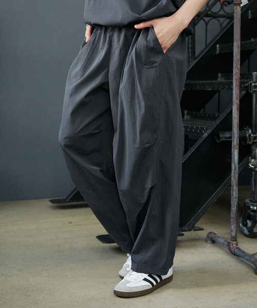 UMBRO（アンブロ）の「UMBRO × PUBLUX/アンブロ ＜機能性素材＞別注　ワンポイントロゴタックパンツ　限定展開（その他パンツ・メンズ・ブラック/チャコールグレー・LARGE/MEDIUM）」の9枚目の写真