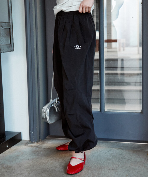 UMBRO（アンブロ）の「UMBRO × PUBLUX/アンブロ ＜機能性素材＞別注　ワンポイントロゴタックパンツ　限定展開（その他パンツ・メンズ・ブラック/チャコールグレー・LARGE/MEDIUM）」の18枚目の写真