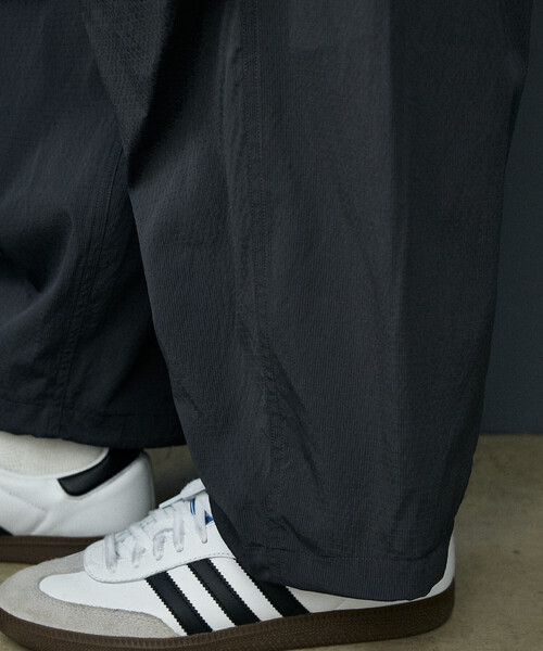 UMBRO（アンブロ）の「UMBRO × PUBLUX/アンブロ ＜機能性素材＞別注　ワンポイントロゴタックパンツ　限定展開（その他パンツ・メンズ・ブラック/チャコールグレー・LARGE/MEDIUM）」の3枚目の写真