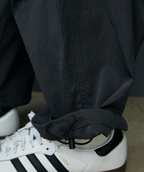 UMBRO（アンブロ）の「UMBRO × PUBLUX/アンブロ ＜機能性素材＞別注　ワンポイントロゴタックパンツ　限定展開（その他パンツ・メンズ・ブラック/チャコールグレー・LARGE/MEDIUM）」の4枚目の写真