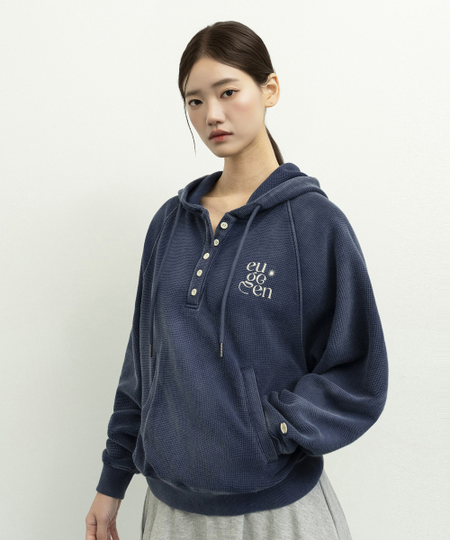 Waffle semi-crop hood food parka — пайка с пигментным необработанным эффектом.