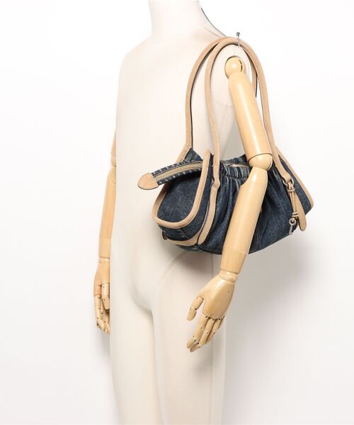 MARC JACOBS(マークジェイコブス)の「DENIM SUEDE CRISTINA SATCHEL/ザ デニム スエード クリスティーナ サッチェル(ショルダーバッグ・レディース・ブルー系その他・ONE SIZE)」の2枚目の写真
