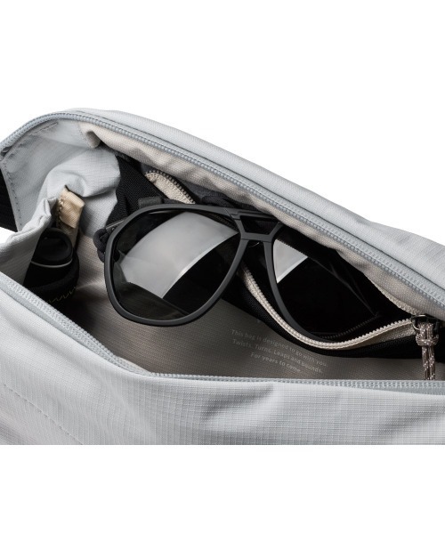 Bellroy(ベルロイ)の「bellroy/ベルロイ/Bellroy Venture Sling 6L ボディバッグ ウェストポーチ(ボディバッグ/ウエストポーチ・メンズ・グレー/ダークグリーン/タン・ONE SIZE)」の9枚目の写真
