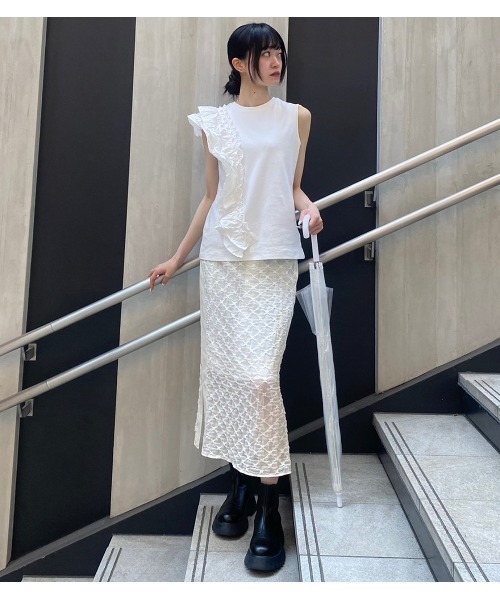 LE CIEL BLEU(ルシェルブルー)の「ラッフルディテールスリーブレスTシャツ / Ruffle Detail Sleeveless T-Shirt(Tシャツ/カットソー・レディース・ブラック/オフホワイト・36)」の2枚目の写真