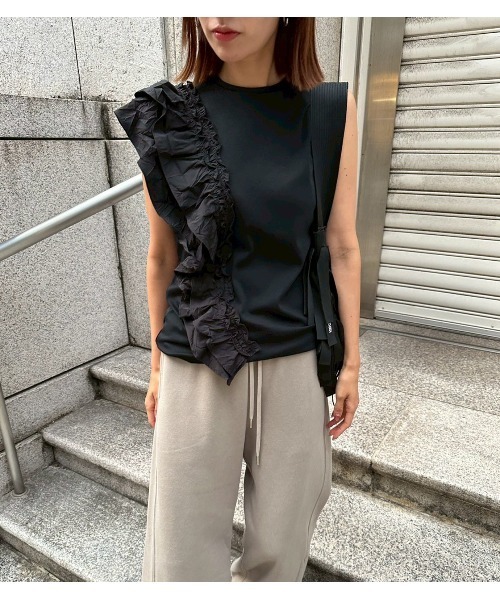 LE CIEL BLEU(ルシェルブルー)の「ラッフルディテールスリーブレスTシャツ / Ruffle Detail Sleeveless T-Shirt(Tシャツ/カットソー・レディース・ブラック/オフホワイト・36)」の1枚目の写真