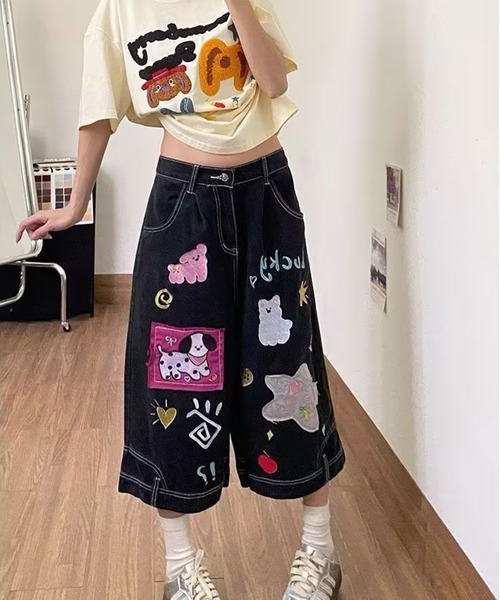 AsheKsha(アシクシャ)の「童趣のあるカートゥーン刺繍入りゆったり七分丈デニムパンツ(デニムパンツ・レディース・ブラック・F)」の2枚目の写真