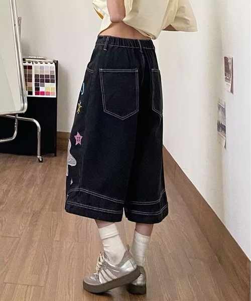 AsheKsha(アシクシャ)の「童趣のあるカートゥーン刺繍入りゆったり七分丈デニムパンツ(デニムパンツ・レディース・ブラック・F)」の4枚目の写真