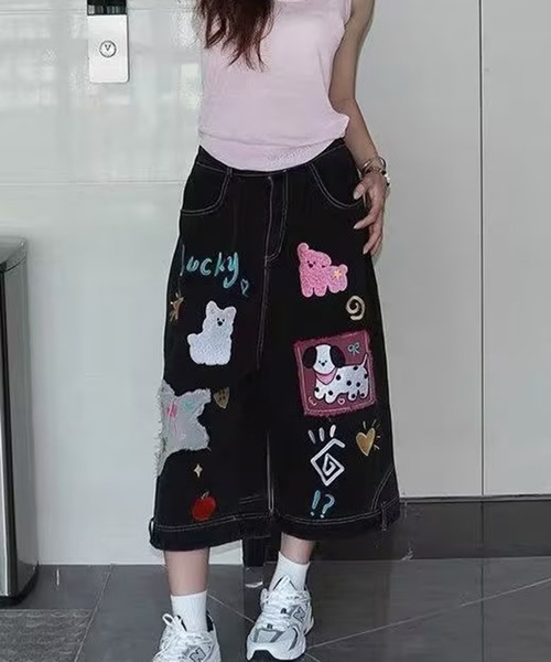 AsheKsha(アシクシャ)の「童趣のあるカートゥーン刺繍入りゆったり七分丈デニムパンツ(デニムパンツ・レディース・ブラック・F)」の5枚目の写真