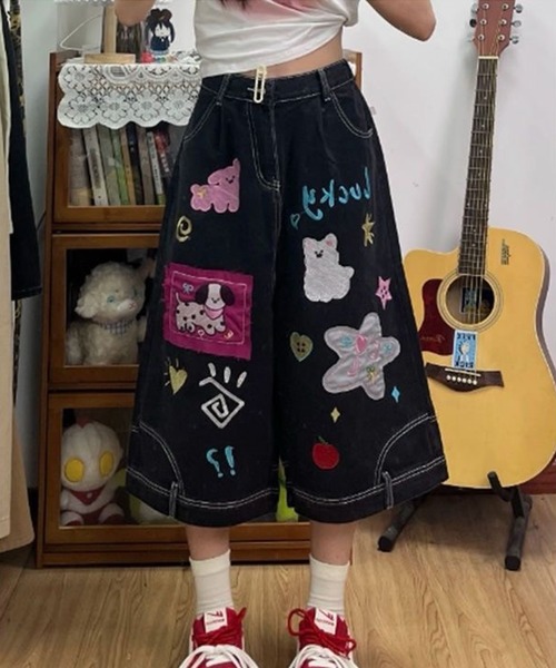 AsheKsha(アシクシャ)の「童趣のあるカートゥーン刺繍入りゆったり七分丈デニムパンツ(デニムパンツ・レディース・ブラック・F)」の6枚目の写真