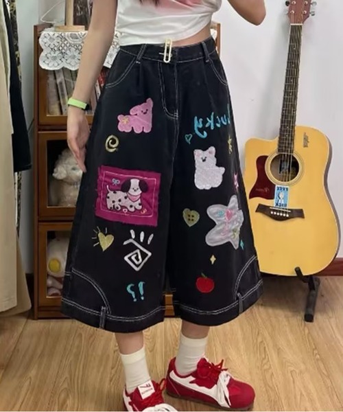 AsheKsha(アシクシャ)の「童趣のあるカートゥーン刺繍入りゆったり七分丈デニムパンツ(デニムパンツ・レディース・ブラック・F)」の7枚目の写真