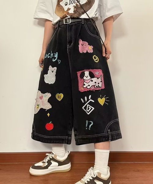 AsheKsha(アシクシャ)の「童趣のあるカートゥーン刺繍入りゆったり七分丈デニムパンツ(デニムパンツ・レディース・ブラック・F)」の9枚目の写真