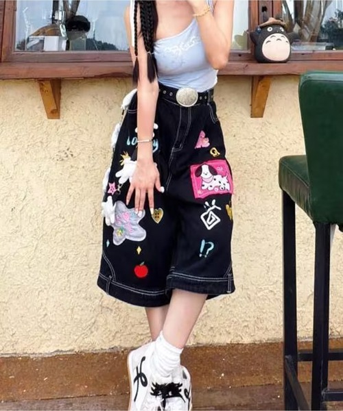 AsheKsha(アシクシャ)の「童趣のあるカートゥーン刺繍入りゆったり七分丈デニムパンツ(デニムパンツ・レディース・ブラック・F)」の11枚目の写真
