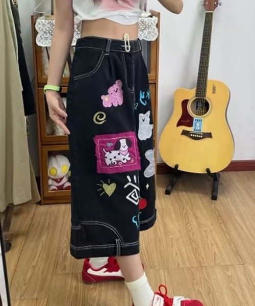 AsheKsha(アシクシャ)の「童趣のあるカートゥーン刺繍入りゆったり七分丈デニムパンツ(デニムパンツ・レディース・ブラック・F)」の12枚目の写真