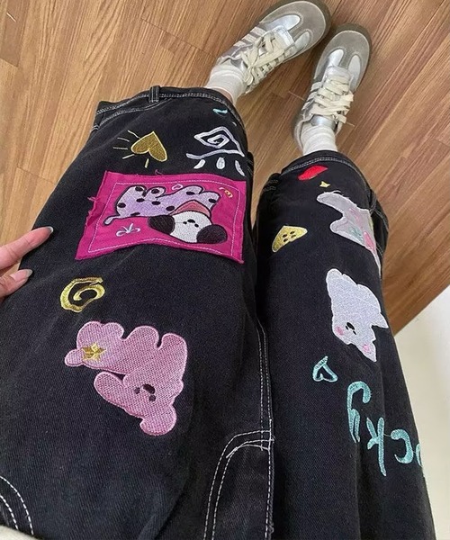 AsheKsha(アシクシャ)の「童趣のあるカートゥーン刺繍入りゆったり七分丈デニムパンツ(デニムパンツ・レディース・ブラック・F)」の14枚目の写真