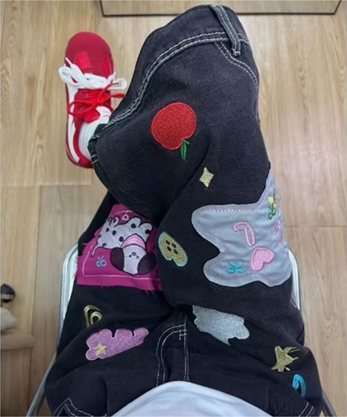 AsheKsha(アシクシャ)の「童趣のあるカートゥーン刺繍入りゆったり七分丈デニムパンツ(デニムパンツ・レディース・ブラック・F)」の16枚目の写真
