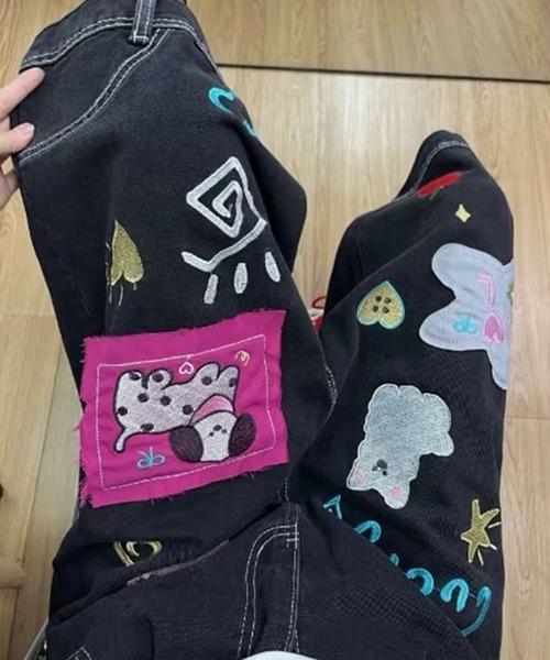 AsheKsha(アシクシャ)の「童趣のあるカートゥーン刺繍入りゆったり七分丈デニムパンツ(デニムパンツ・レディース・ブラック・F)」の20枚目の写真