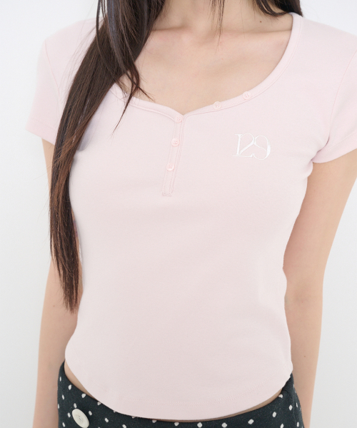 ILLIGO(イリゴ)の「129 ボタンヘンリーネックTシャツ ピンク(Tシャツ/カットソー・レディース・その他・OS)」の2枚目の写真