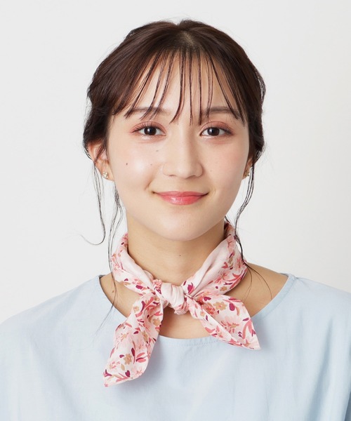 FURLA(フルラ)の「スカーフ コットン 花柄 フラワー(バンダナ/スカーフ・レディース・レモンイエロー/ピンクベージュ・FREE)」の4枚目の写真