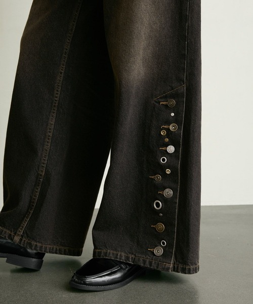 PBLIM(ページボーイリム)の「《UNISEX》ランダムボタンデニム(デニムパンツ・レディース・ブルー/ブラック・MEDIUM/LARGE)」の3枚目の写真