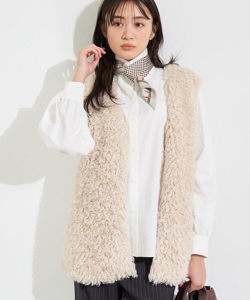 INDIVI(インディヴィ)の「【羽織るだけでお洒落】カールエコファー ジレ(ベスト・レディース・アイボリー系5/ベージュ系その他2・15 /13/05/38/34)」の2枚目の写真