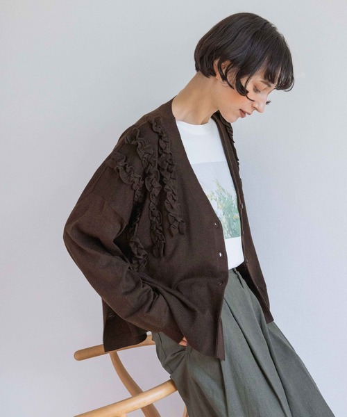 studio CLIP(スタディオクリップ)の「《natural by clip》14GミニフリルVカーディガン(カーディガン/ボレロ・レディース・ベージュ/ブラウン/杢グレー・FREE)」の2枚目の写真